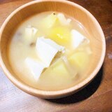 豆腐とじゃがいもの味噌汁